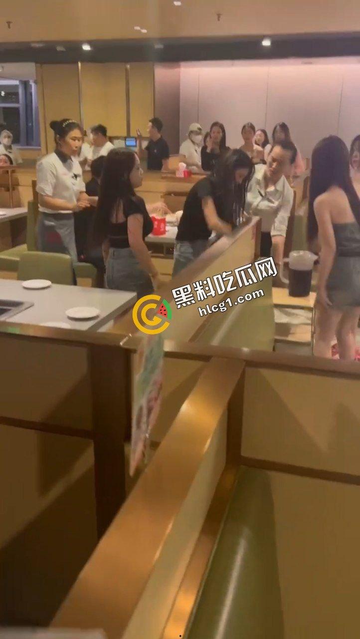 重庆海底捞女人打架原视频！什么长腿飞踢 奶子砸脸 能不能让我也加入战斗  第1张