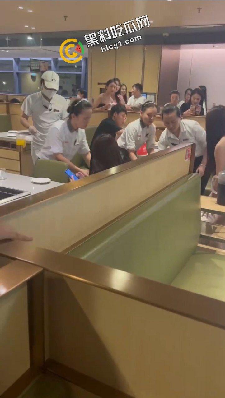重庆海底捞女人打架原视频！什么长腿飞踢 奶子砸脸 能不能让我也加入战斗  第2张