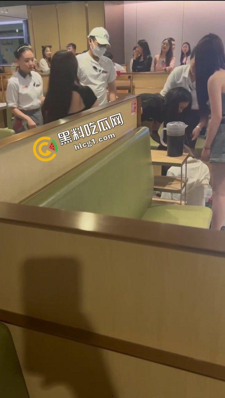 重庆海底捞女人打架原视频！什么长腿飞踢 奶子砸脸 能不能让我也加入战斗  第5张