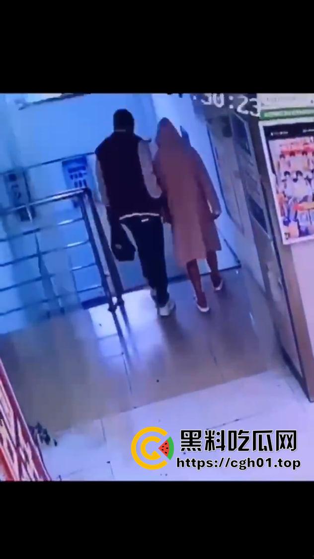 汉口学院情侣厕所产子弃垃圾桶 小孩上来就是地狱开局 现场监控画面流出  第4张