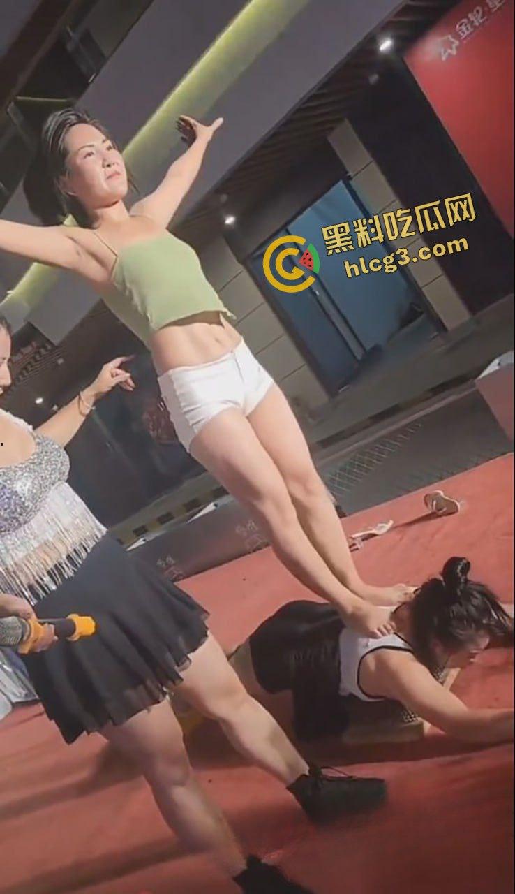 逆了苍天！农村大舞台炸裂表演【钉子插奶 胸口碎大奶】有奶就行 拿奖到手软  第3张