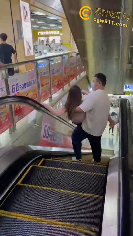 屌丝男给网红美女分期买手机，还没还完就分手了，妹子欲倒卖被现场锁机，撒泼闹事被强制拖出商场！  第5张