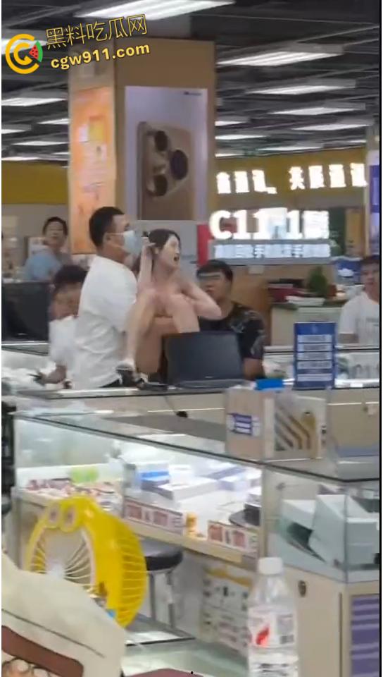 屌丝男给网红美女分期买手机，还没还完就分手了，妹子欲倒卖被现场锁机，撒泼闹事被强制拖出商场！  第6张