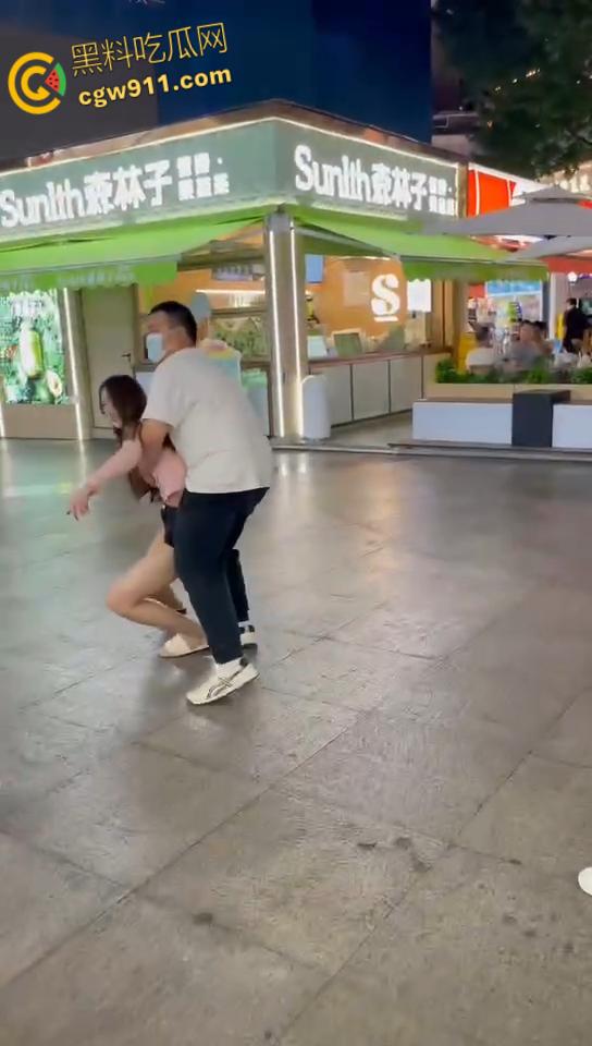 屌丝男给网红美女分期买手机，还没还完就分手了，妹子欲倒卖被现场锁机，撒泼闹事被强制拖出商场！  第7张