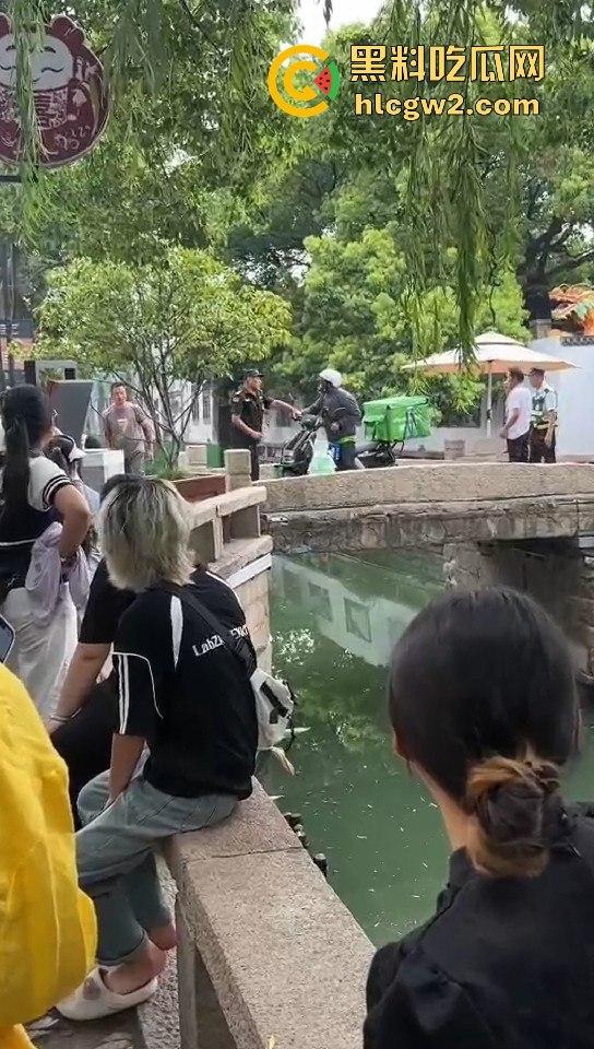 苏州外卖小哥与保安发生冲突 君子动口不动手,全程开喷 吃瓜群众越看越来劲,围观人越多矛盾越升级! 第1张 苏州外卖小哥与保安发生冲突 君子动口不动手,全程开喷 吃瓜群众越看越来劲,围观人越多矛盾越升级! 第1张