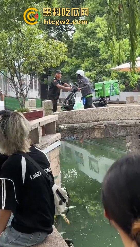 苏州外卖小哥与保安发生冲突 君子动口不动手,全程开喷 吃瓜群众越看越来劲,围观人越多矛盾越升级! 第2张 苏州外卖小哥与保安发生冲突 君子动口不动手,全程开喷 吃瓜群众越看越来劲,围观人越多矛盾越升级! 第2张