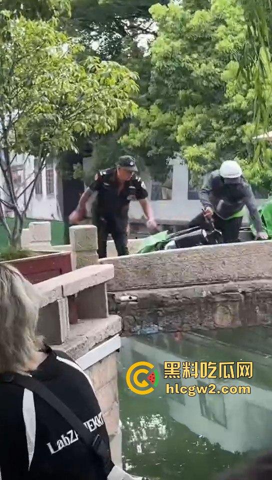 苏州外卖小哥与保安发生冲突 君子动口不动手,全程开喷 吃瓜群众越看越来劲,围观人越多矛盾越升级! 第3张 苏州外卖小哥与保安发生冲突 君子动口不动手,全程开喷 吃瓜群众越看越来劲,围观人越多矛盾越升级! 第3张