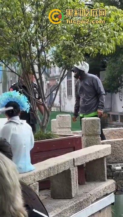 苏州外卖小哥与保安发生冲突 君子动口不动手,全程开喷 吃瓜群众越看越来劲,围观人越多矛盾越升级! 第6张 苏州外卖小哥与保安发生冲突 君子动口不动手,全程开喷 吃瓜群众越看越来劲,围观人越多矛盾越升级! 第6张