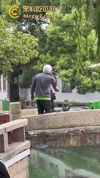 苏州外卖小哥与保安发生冲突 君子动口不动手,全程开喷 吃瓜群众越看越来劲,围观人越多矛盾越升级! 第7张 苏州外卖小哥与保安发生冲突 君子动口不动手,全程开喷 吃瓜群众越看越来劲,围观人越多矛盾越升级! 第7张