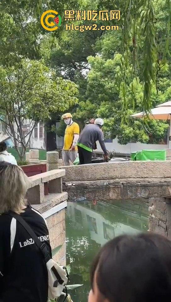 苏州外卖小哥与保安发生冲突 君子动口不动手,全程开喷 吃瓜群众越看越来劲,围观人越多矛盾越升级! 第8张 苏州外卖小哥与保安发生冲突 君子动口不动手,全程开喷 吃瓜群众越看越来劲,围观人越多矛盾越升级! 第8张