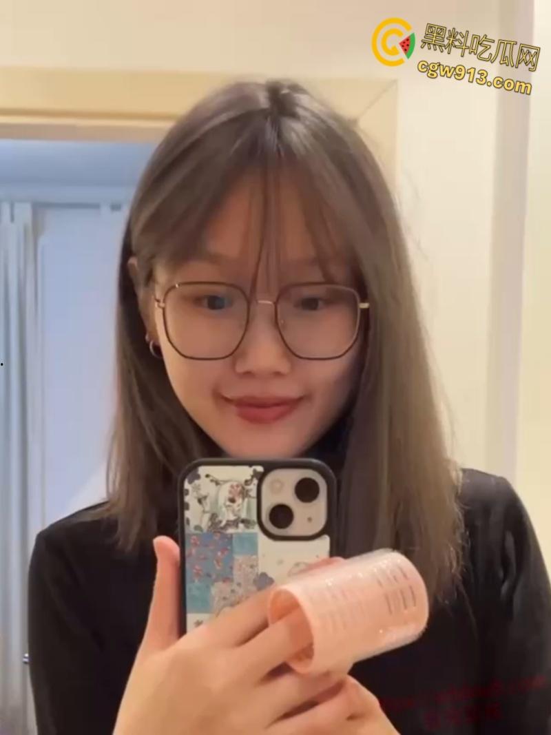 沈阳大学嫩妹【郭子萱】，情趣护士制服性感诱人，被男友蒙眼调教白丝足交， 中出颜射一脸太反差了 ！  第1张