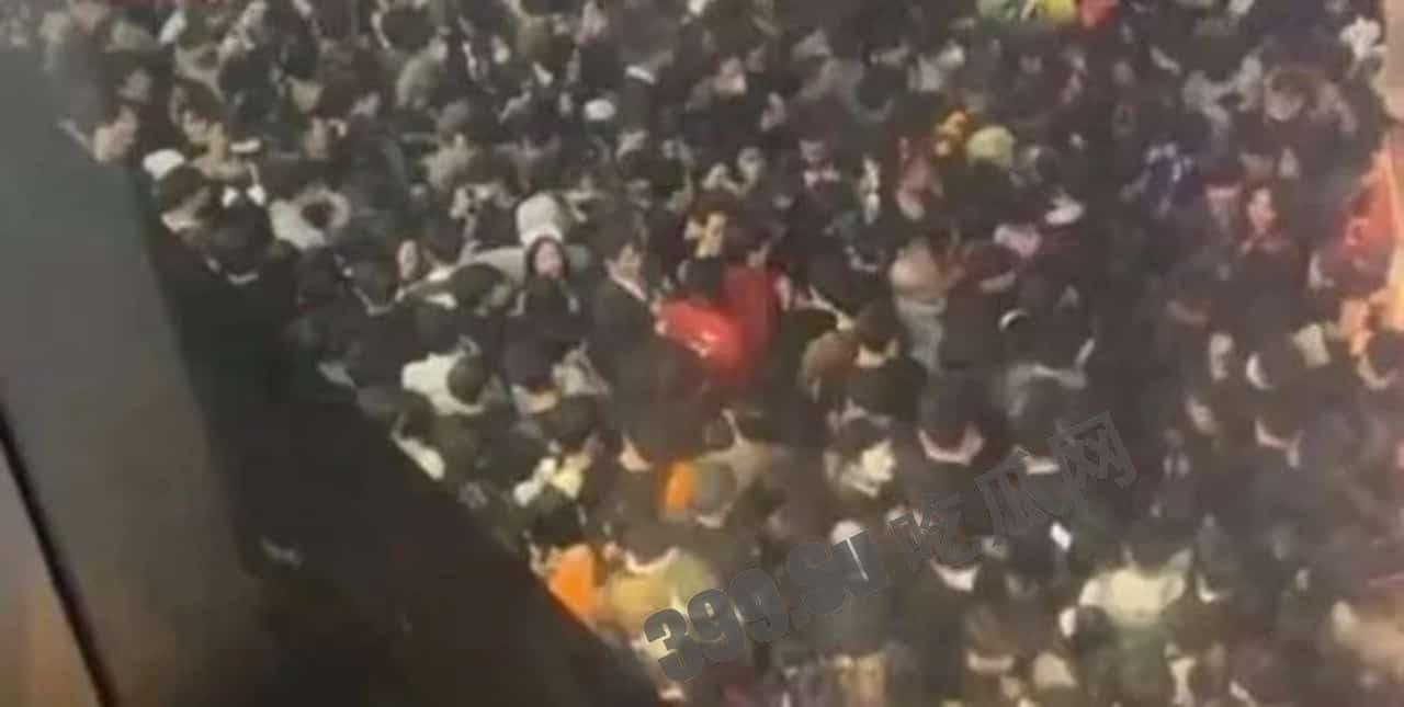 突发踩踏!当地时间19日,也门首都萨那慈善物资发放活动期间发生踩踏事件,造成至少80人死亡、220人受伤 第2张 突发踩踏!当地时间19日,也门首都萨那慈善物资发放活动期间发生踩踏事件,造成至少80人死亡、220人受伤 第2张