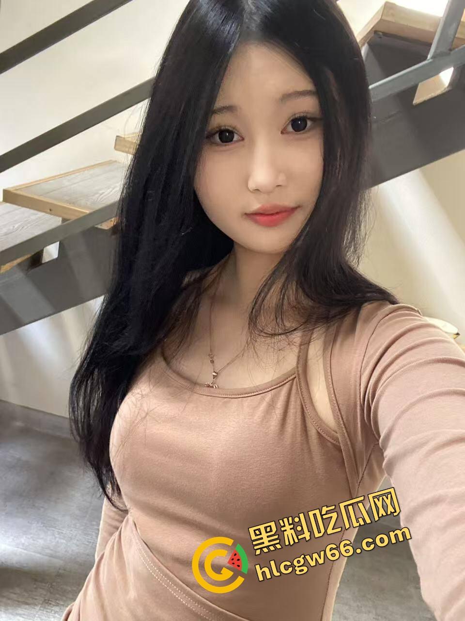 山西淫女『李璐』趁男友出差偷操亲弟弟，无套爆插潮喷喷水，全身润到滴水，小穴蹭蹭阴蒂就喷了三次！  第1张