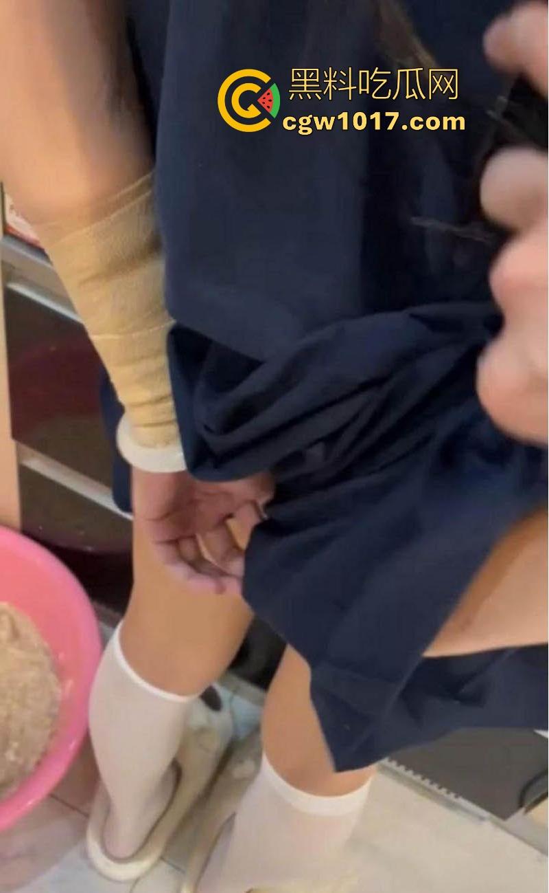 强上半夜在厨房找饭吃的女儿,大屌狠捅粉穴,翘臀高抬美腿夹紧粗壮肉棒撸动,高潮淫水狂喷! 第4张 强上半夜在厨房找饭吃的女儿,大屌狠捅粉穴,翘臀高抬美腿夹紧粗壮肉棒撸动,高潮淫水狂喷! 第4张