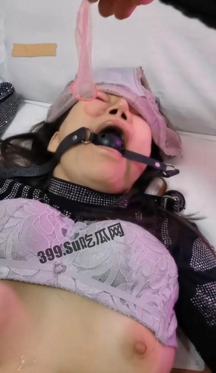 迷奸流出 广州禽兽儿子趁着爸爸外出下药迷玩后妈淋尿 高跟插逼 精液羞辱  第5张