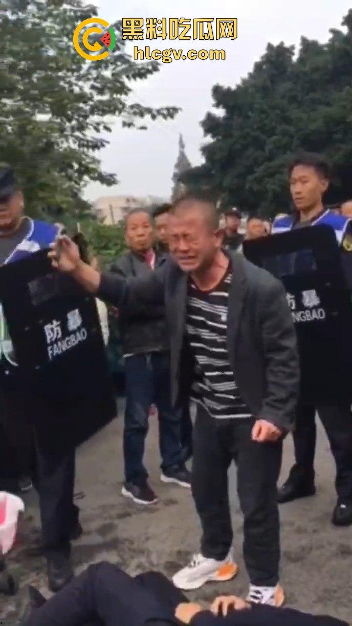 卖鱼商贩与城管爆发冲突！剪刀挥舞，两名城管被推倒，金牛区城管局称现场混乱不堪！  第1张