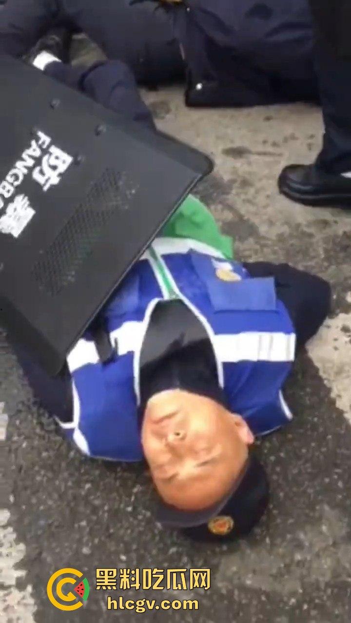 卖鱼商贩与城管爆发冲突！剪刀挥舞，两名城管被推倒，金牛区城管局称现场混乱不堪！  第2张