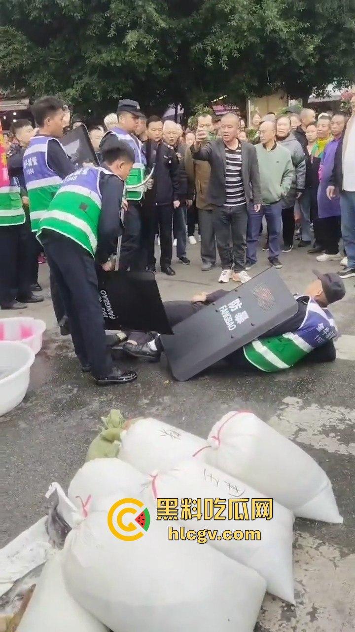 卖鱼商贩与城管爆发冲突！剪刀挥舞，两名城管被推倒，金牛区城管局称现场混乱不堪！  第3张