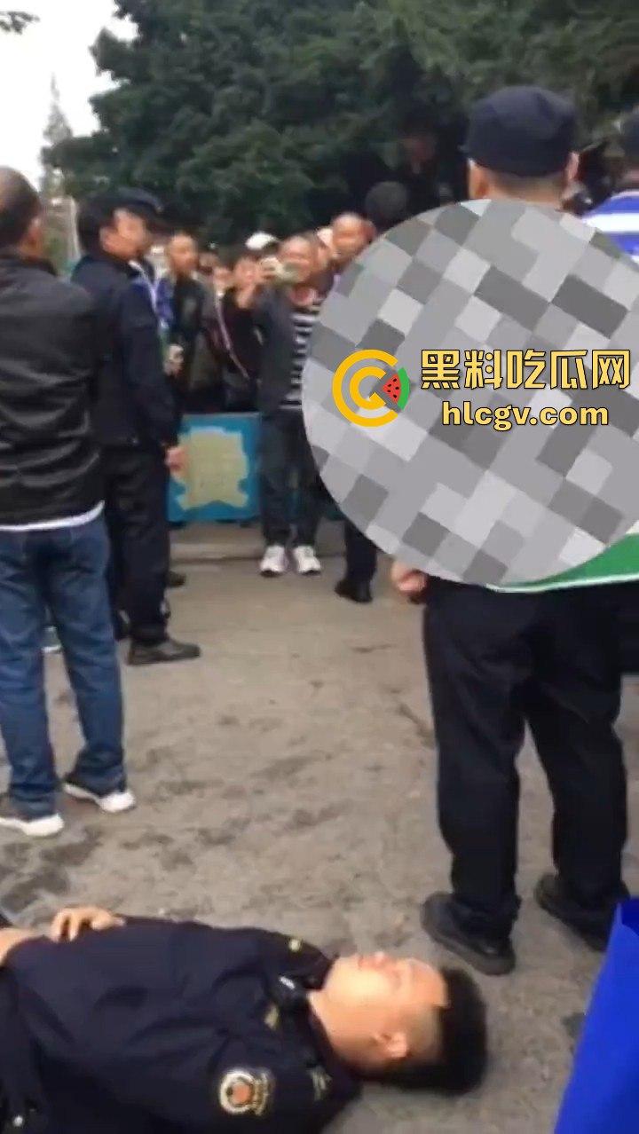 卖鱼商贩与城管爆发冲突！剪刀挥舞，两名城管被推倒，金牛区城管局称现场混乱不堪！  第4张