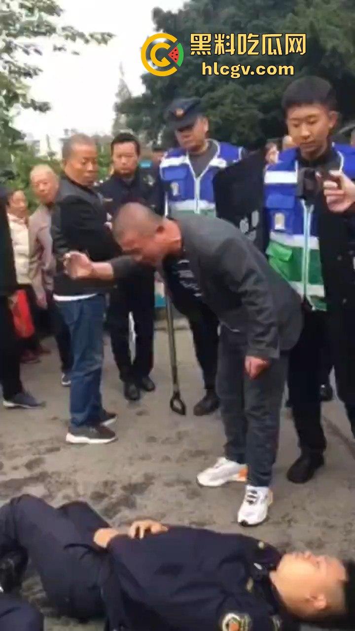 卖鱼商贩与城管爆发冲突！剪刀挥舞，两名城管被推倒，金牛区城管局称现场混乱不堪！  第5张