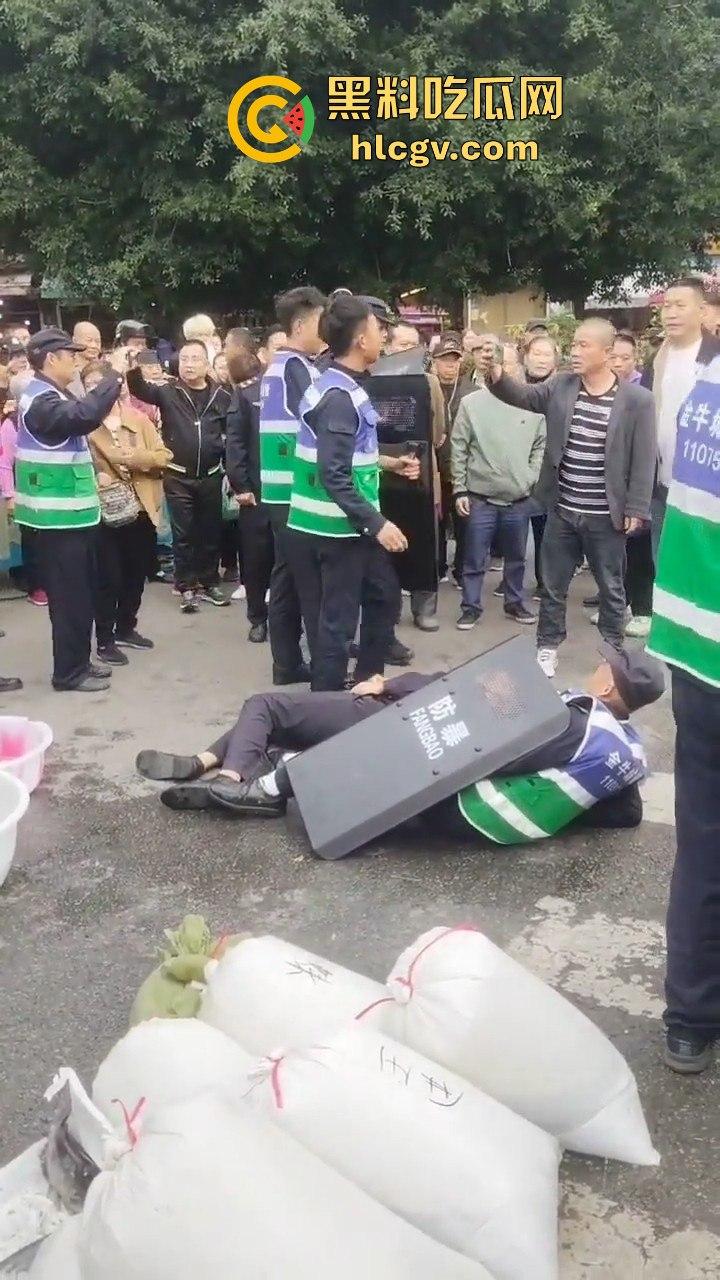 卖鱼商贩与城管爆发冲突！剪刀挥舞，两名城管被推倒，金牛区城管局称现场混乱不堪！  第7张