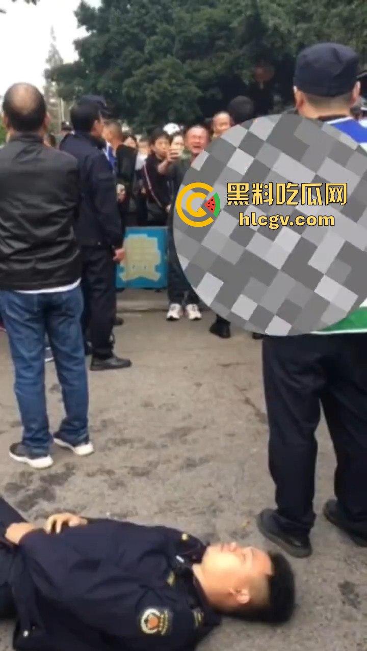 卖鱼商贩与城管爆发冲突！剪刀挥舞，两名城管被推倒，金牛区城管局称现场混乱不堪！  第9张