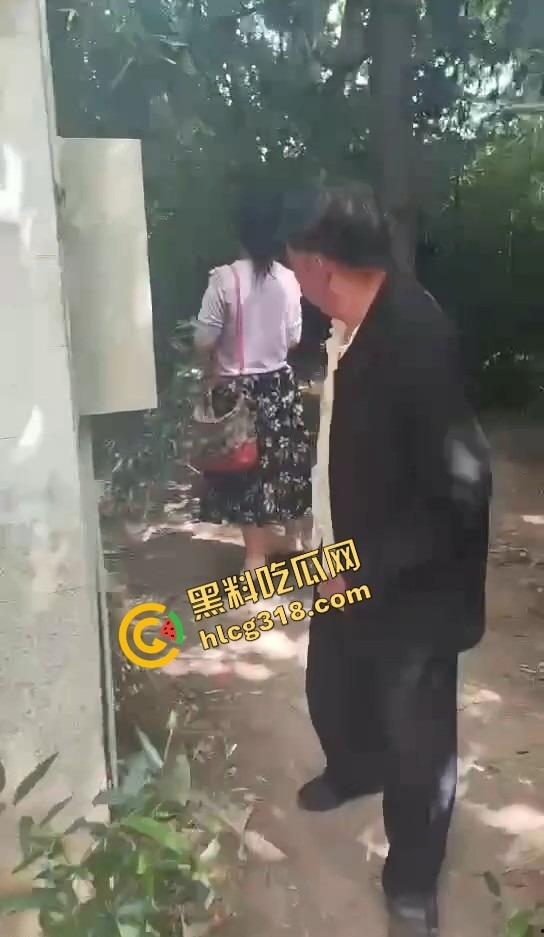 50块搞一次 她还躲个屁？偷拍野外站街熟女，刚说不接客就被老头上手开抓奶！  第2张