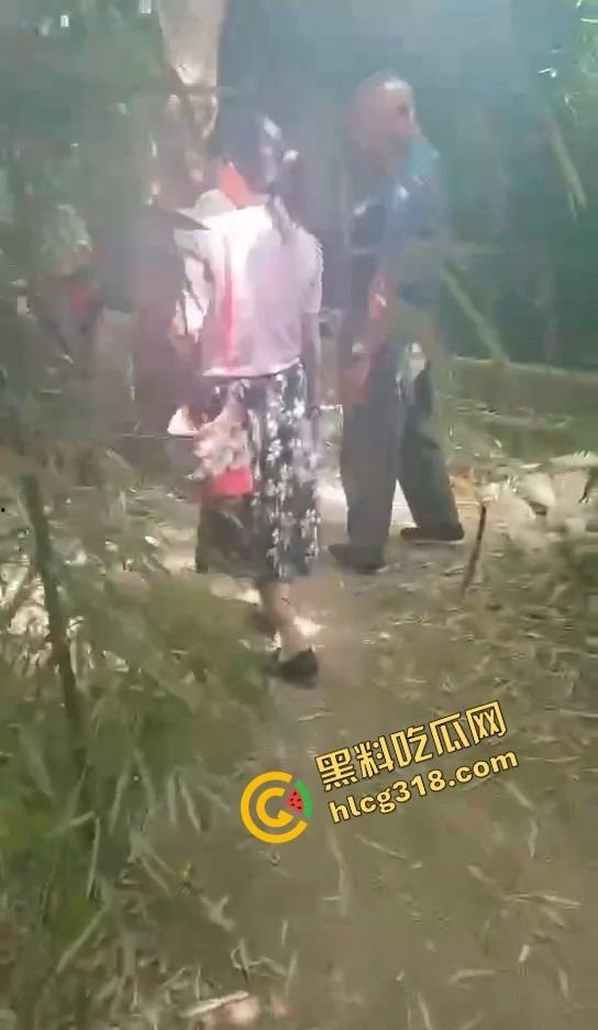 50块搞一次 她还躲个屁？偷拍野外站街熟女，刚说不接客就被老头上手开抓奶！  第4张