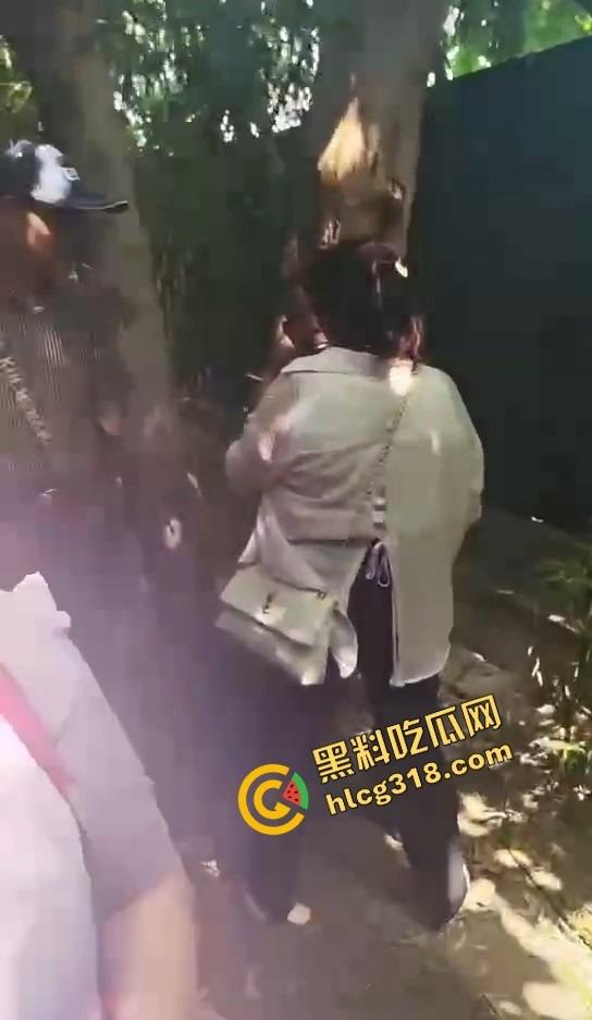 50块搞一次 她还躲个屁？偷拍野外站街熟女，刚说不接客就被老头上手开抓奶！  第5张