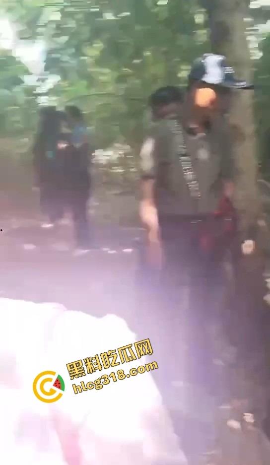 50块搞一次 她还躲个屁？偷拍野外站街熟女，刚说不接客就被老头上手开抓奶！  第6张