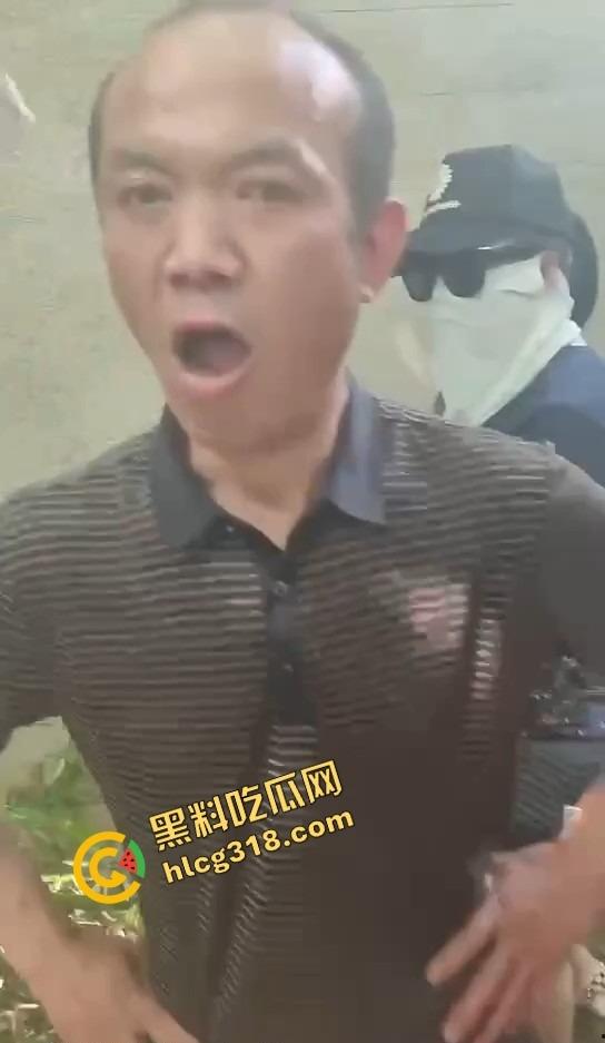 50块搞一次 她还躲个屁？偷拍野外站街熟女，刚说不接客就被老头上手开抓奶！  第8张