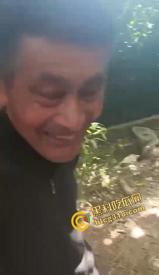 50块搞一次 她还躲个屁？偷拍野外站街熟女，刚说不接客就被老头上手开抓奶！  第10张