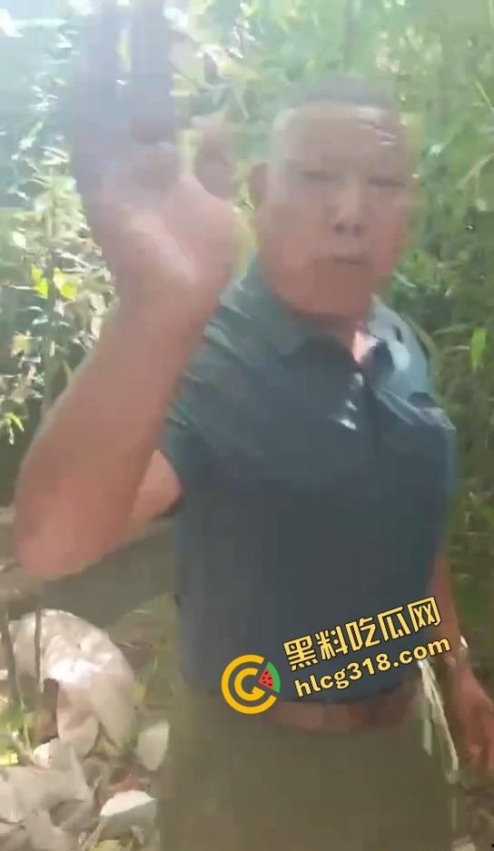 50块搞一次 她还躲个屁？偷拍野外站街熟女，刚说不接客就被老头上手开抓奶！  第11张