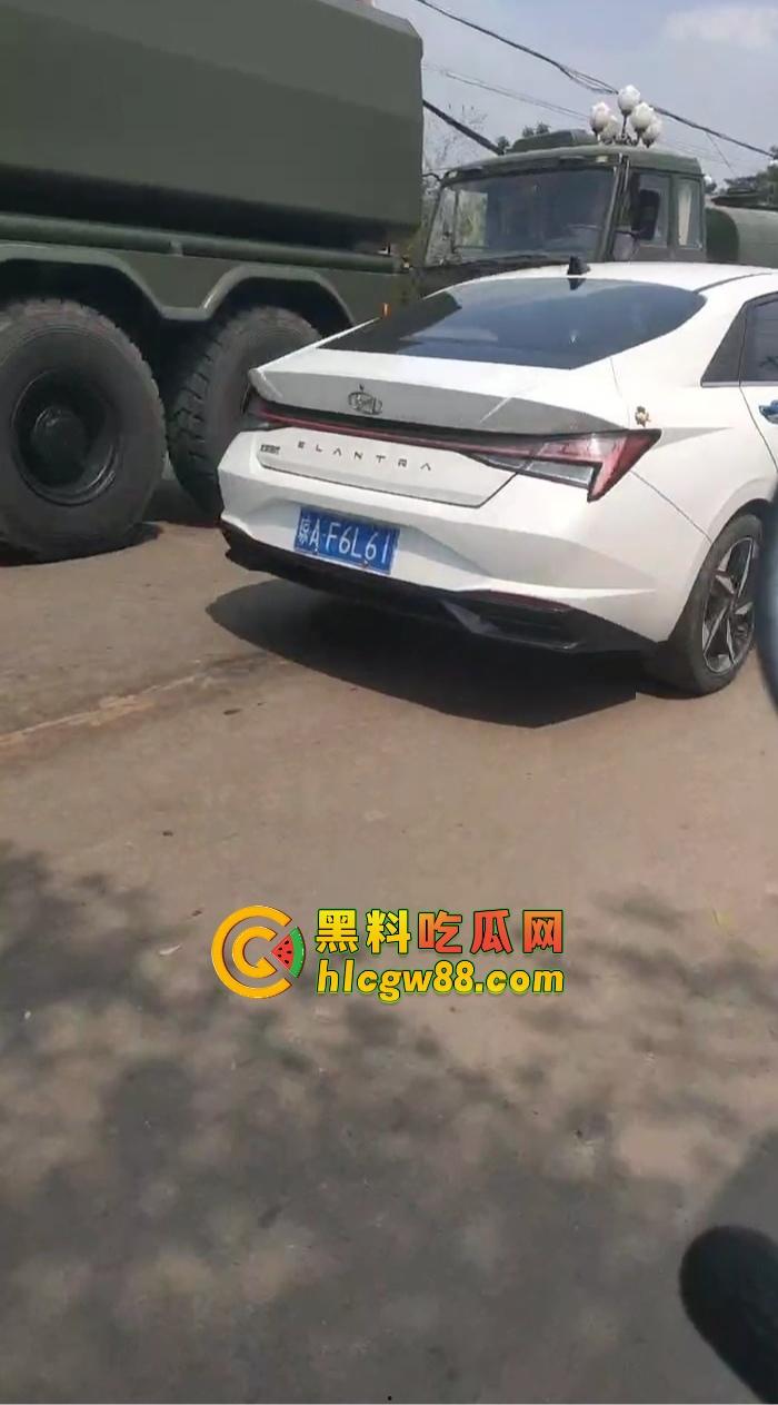 某战区海军战机海南训练失事，飞行员成功跳伞，战机坠毁临高县，所幸未造成地面损失！  第1张