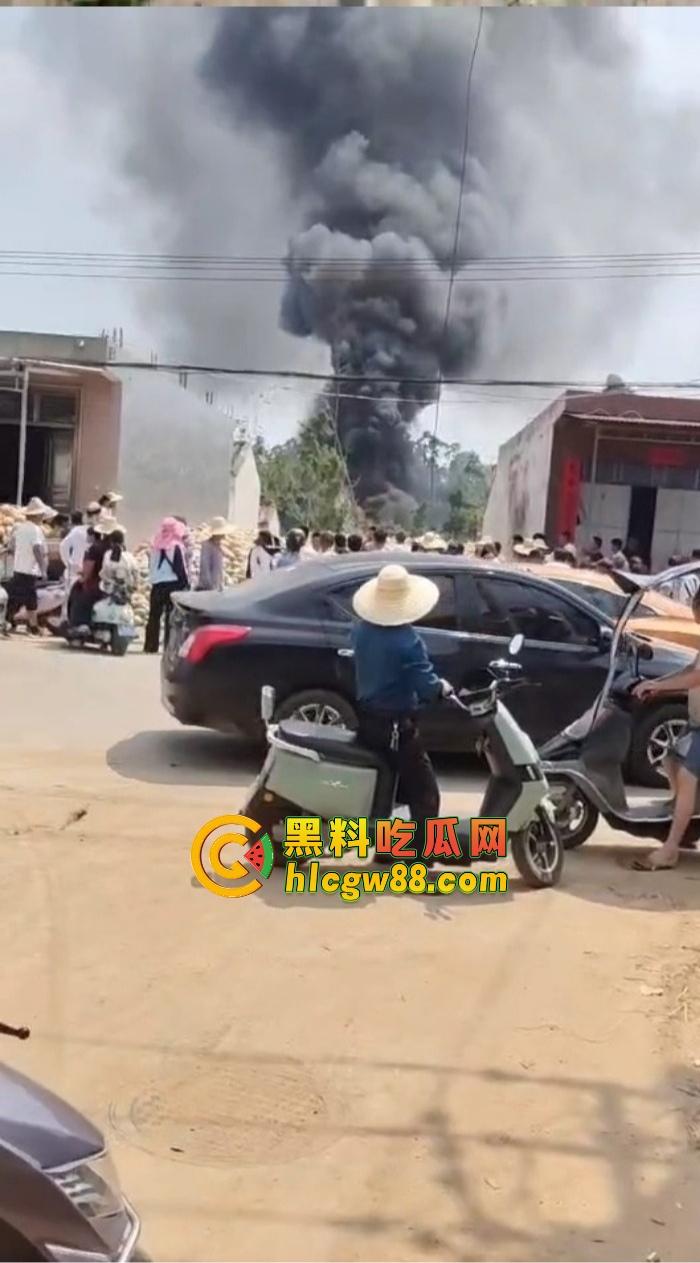 某战区海军战机海南训练失事，飞行员成功跳伞，战机坠毁临高县，所幸未造成地面损失！  第5张