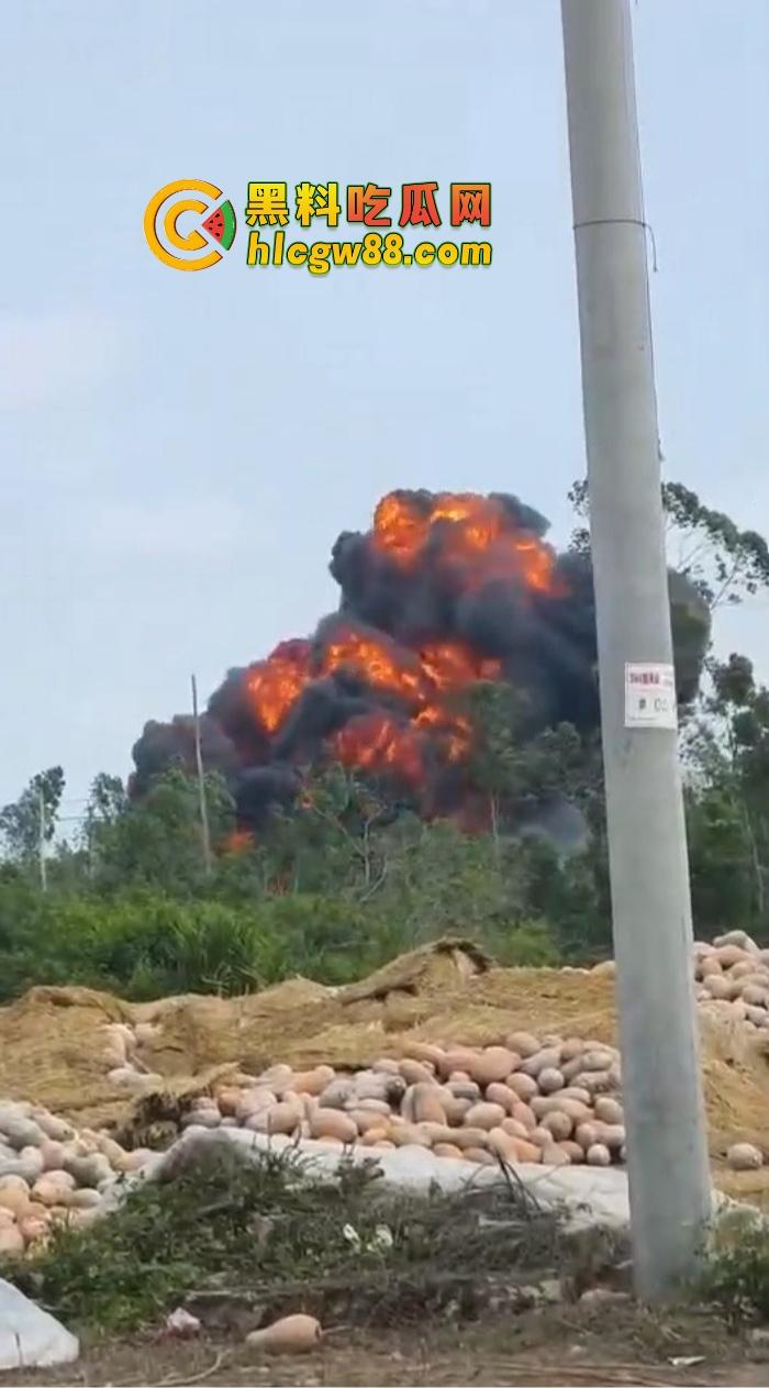 某战区海军战机海南训练失事，飞行员成功跳伞，战机坠毁临高县，所幸未造成地面损失！  第11张