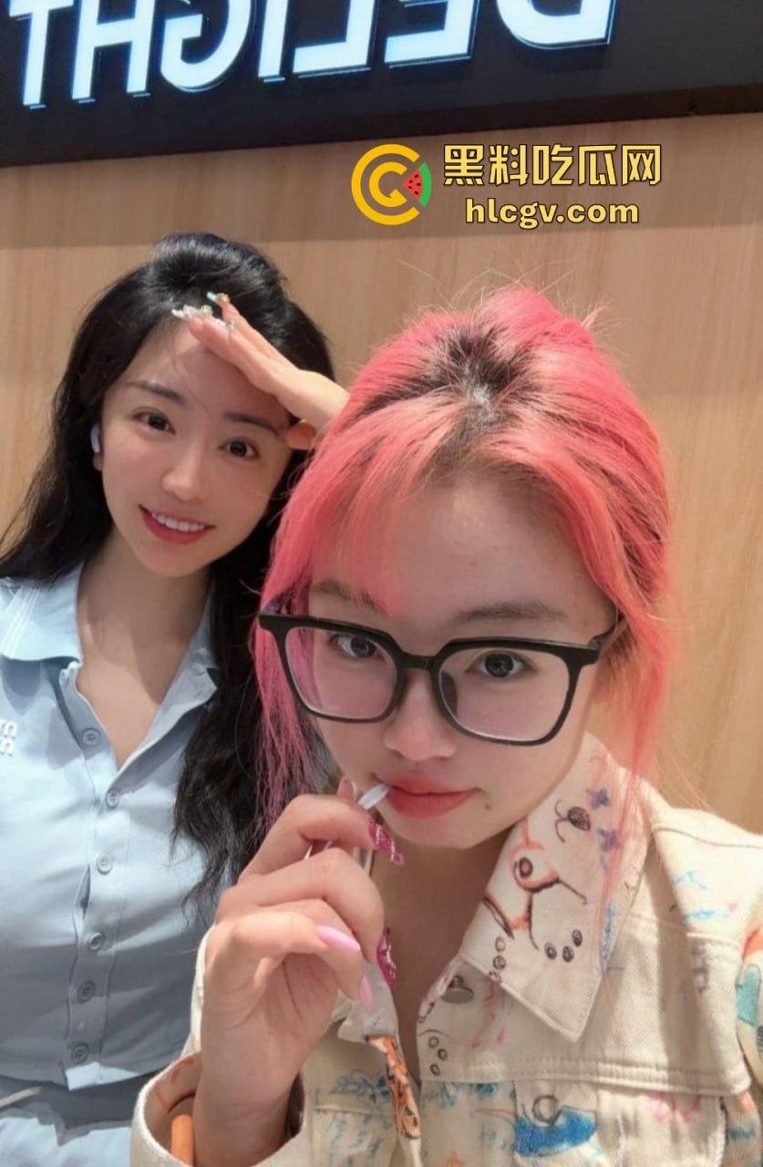 上海极品母女双飞共侍！5000搞定少儿主持人和舞蹈生女儿，母女同吃一根鸡巴，贵但绝对够骚！  第2张