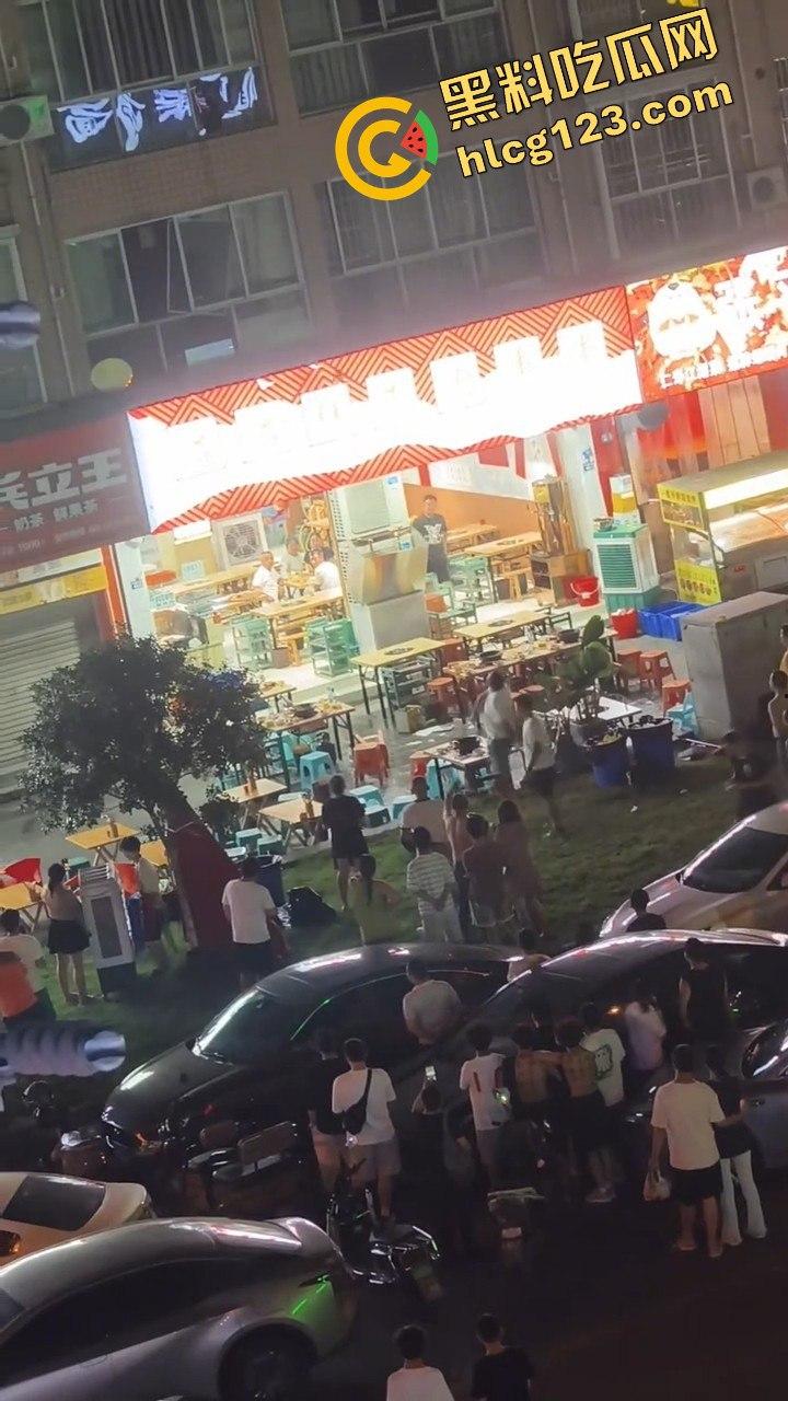 四川成都,路边吃个烧烤都要给被泼！正义大哥直接反击！  第1张