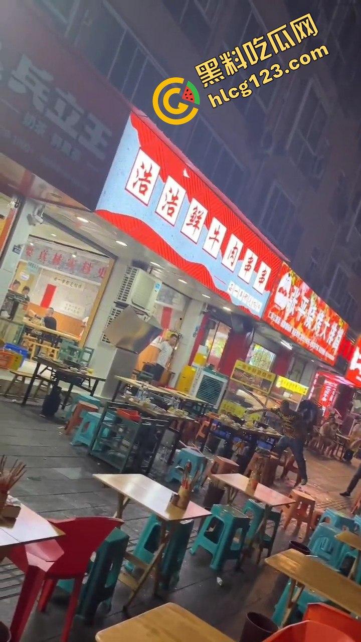 四川成都,路边吃个烧烤都要给被泼！正义大哥直接反击！  第2张