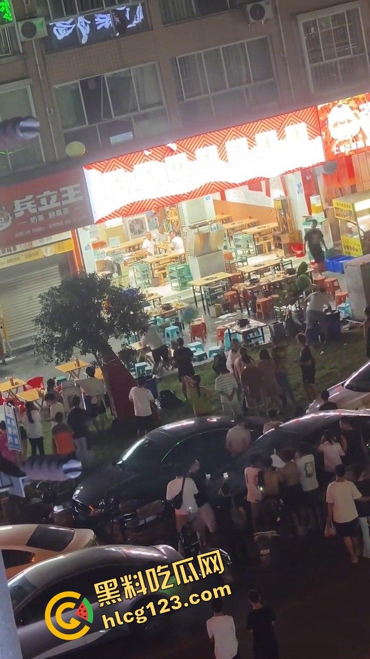 四川成都,路边吃个烧烤都要给被泼！正义大哥直接反击！  第4张