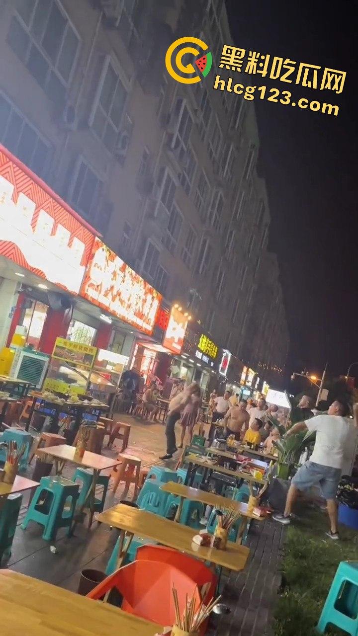 四川成都,路边吃个烧烤都要给被泼！正义大哥直接反击！  第5张