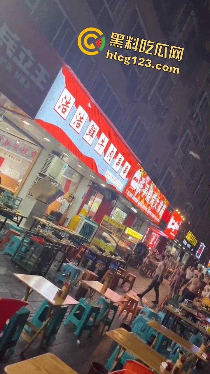 四川成都,路边吃个烧烤都要给被泼！正义大哥直接反击！  第6张