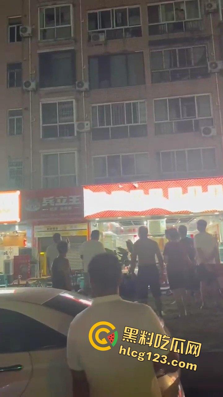 四川成都,路边吃个烧烤都要给被泼！正义大哥直接反击！  第8张