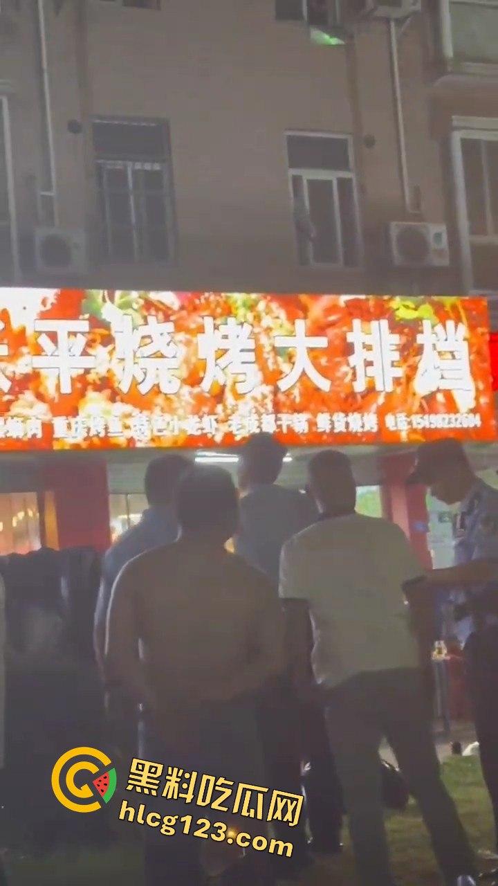 四川成都,路边吃个烧烤都要给被泼！正义大哥直接反击！  第9张