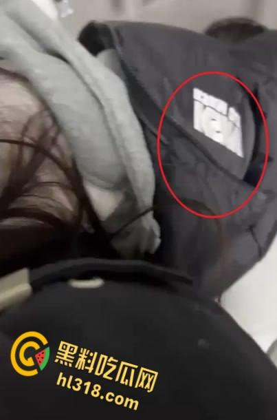 推特博主【一杆钢枪】，最新视频的女主竟是抖音网红【阿凡琦】，户外野战激情3P，声音身材完全暴露，实锤无疑 !  第4张