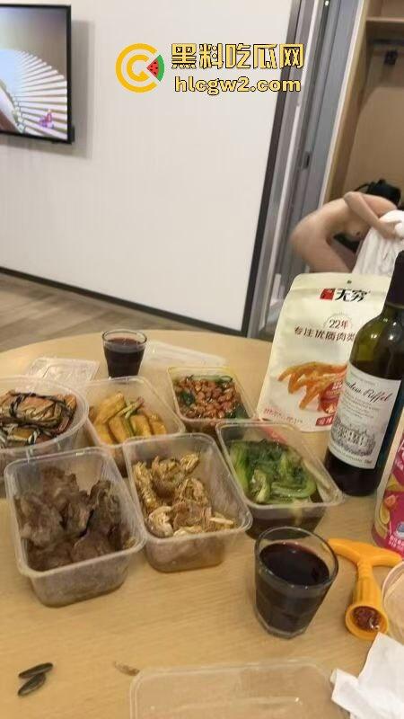 南通张芝山服装店老板娘『果小姐』一边被包养一边卖，金主包养被带绿帽子怒曝实锤，不雅视频全网疯传！  第7张