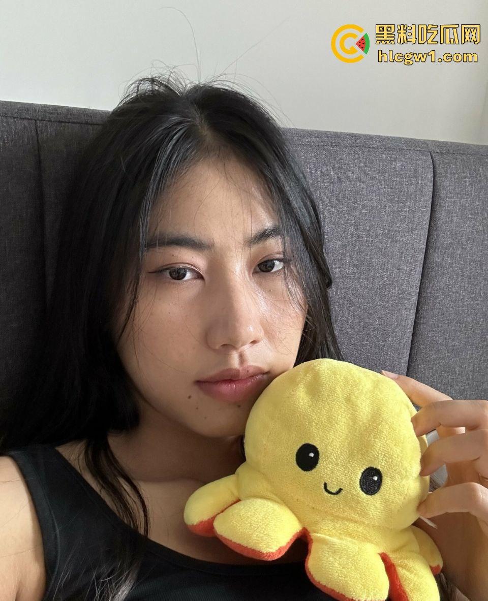 留学生【马可妍】的性爱日记曝光！吃洋屌吃成母狗，跪地讨好主人，彻底成了外国人的玩物！  第1张