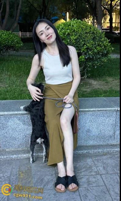 哥哥长期出差，嫂子饥渴难耐制服诱惑，黑丝高跟鞋大长腿，迷人的嫂子把套全丢了，精液塞满粉嫩小穴 ！  第1张