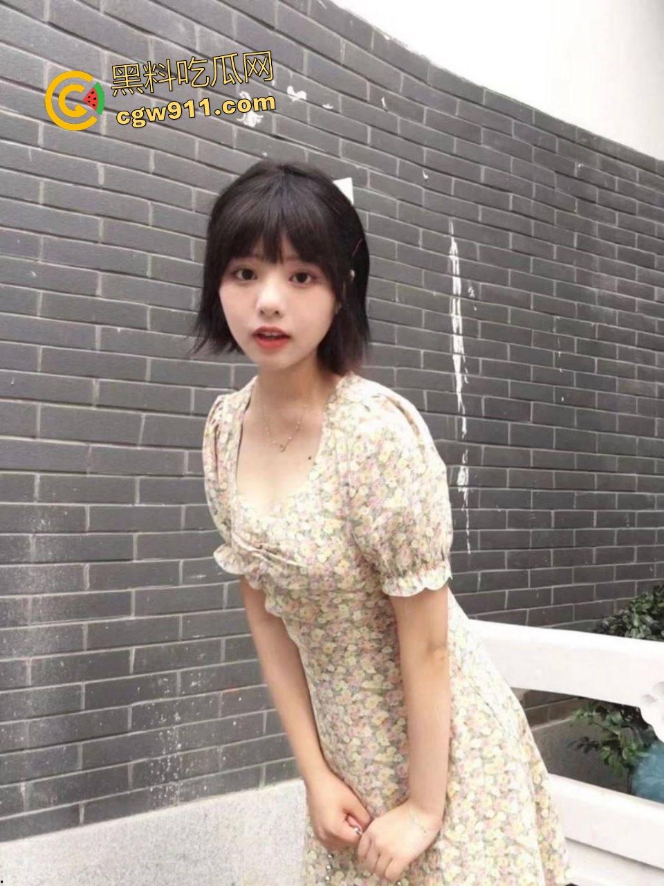 大专短发萝莉【李秋玥】，清纯外表下第一次跪舔巨屌，首次口交技术生涩，眼神却妩媚到金主精水直流！  第1张