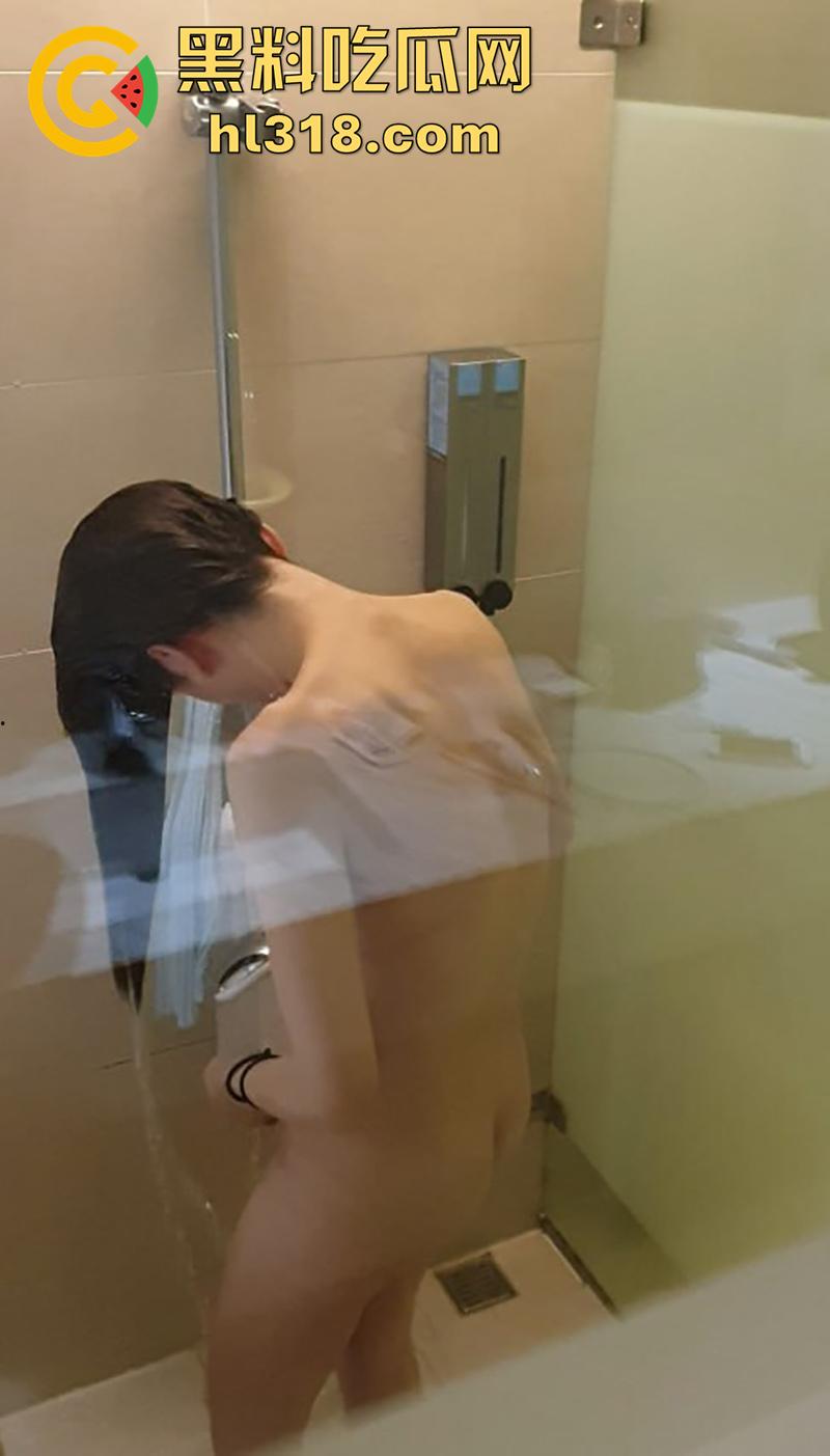 禽兽弟弟偷拍姐姐洗澡,竟然只是为了卖给色大叔,换取200块钱买游戏皮肤,这大奶肥臀还真诱人呢! 第3张 禽兽弟弟偷拍姐姐洗澡,竟然只是为了卖给色大叔,换取200块钱买游戏皮肤,这大奶肥臀还真诱人呢! 第3张